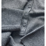 Detaljebillede af grå WREN strik bluse. Fra BySofieSønderby