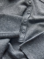 Detaljebillede af grå WREN strik bluse. Fra BySofieSønderby