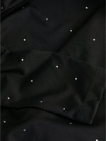 Detaljebillede af sort ZANA bluse med glimmerdetalje. Fra BySofieSønderby.