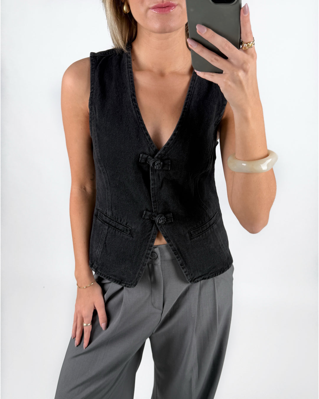 Modelfoto af pige i sort ZARAFINE vest  og grå LISA bukser. Alt er fra BySofieSønderby.