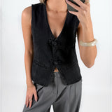 Modelfoto af pige i sort ZARAFINE vest  og grå LISA bukser. Alt er fra BySofieSønderby.