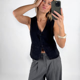 Modelfoto af pige i sort ZARAFINE vest  og grå LISA bukser. Alt er fra BySofieSønderby.