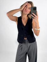 Modelfoto af pige i sort ZARAFINE vest  og grå LISA bukser. Alt er fra BySofieSønderby.