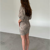 Modelfoto af pige som bærer leopard mønstret ZAZU minikjole . Alt er fra BySofieSønderby