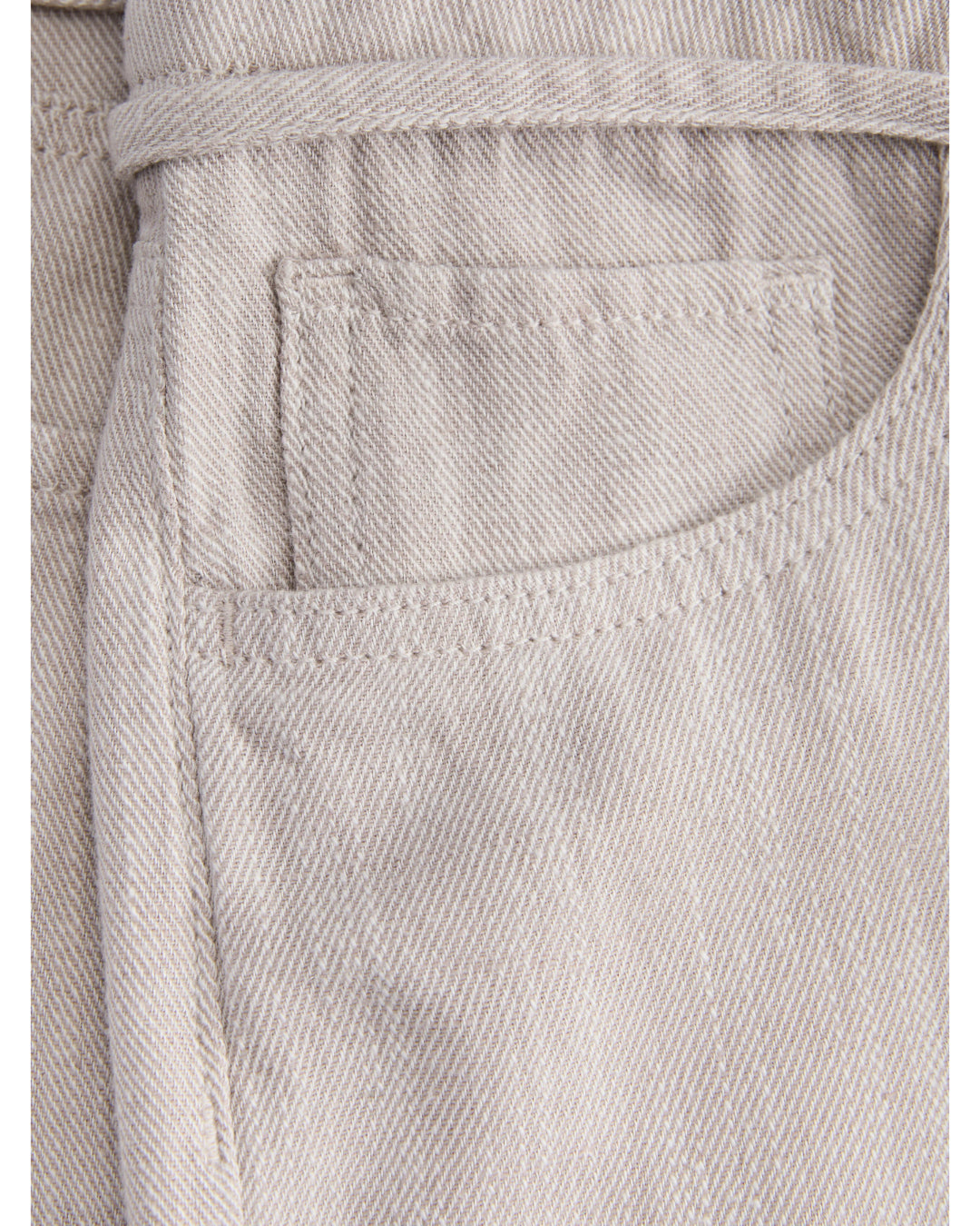 Detaljebillede af beige FIKA bukser. Fra BySofieSønderby