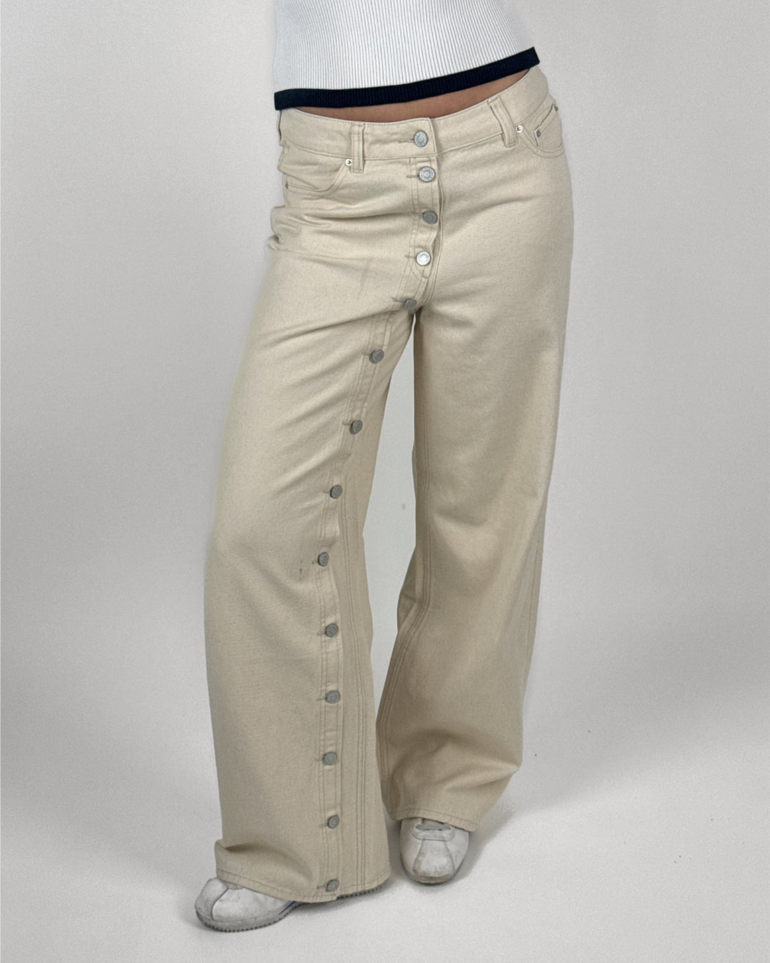 Modelbillede af cremefarvet ZOE jeans med knapdetaljer. Set forfra. Fra BySofieSønderby