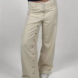 Modelbillede af cremefarvet ZOE jeans med knapdetaljer. Set forfra. Fra BySofieSønderby