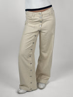 Modelbillede af cremefarvet ZOE jeans med knapdetaljer. Set forfra. Fra BySofieSønderby