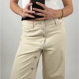 Modelbillede af cremefarvet ZOE jeans med knapdetaljer. Set forfra. Fra BySofieSønderby