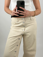 Modelbillede af cremefarvet ZOE jeans med knapdetaljer. Set forfra. Fra BySofieSønderby