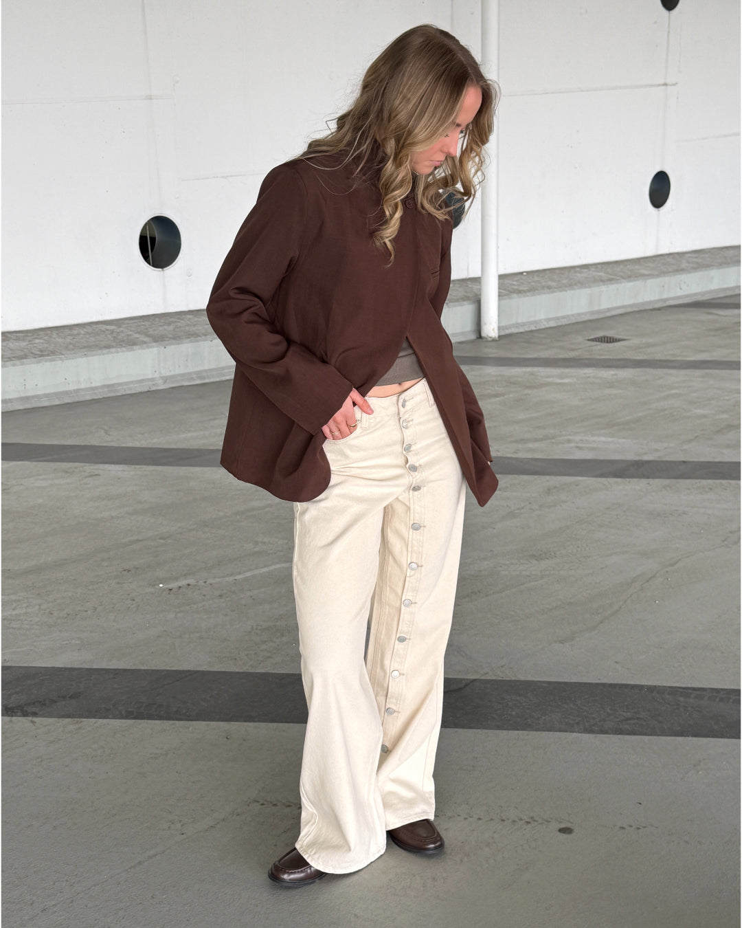 Stemningsbillede af cremefarvet ZOE jeans med knapdetaljer. Set forfra. Fra BySofieSønderby