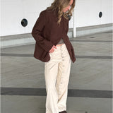 Stemningsbillede af cremefarvet ZOE jeans med knapdetaljer. Set forfra. Fra BySofieSønderby