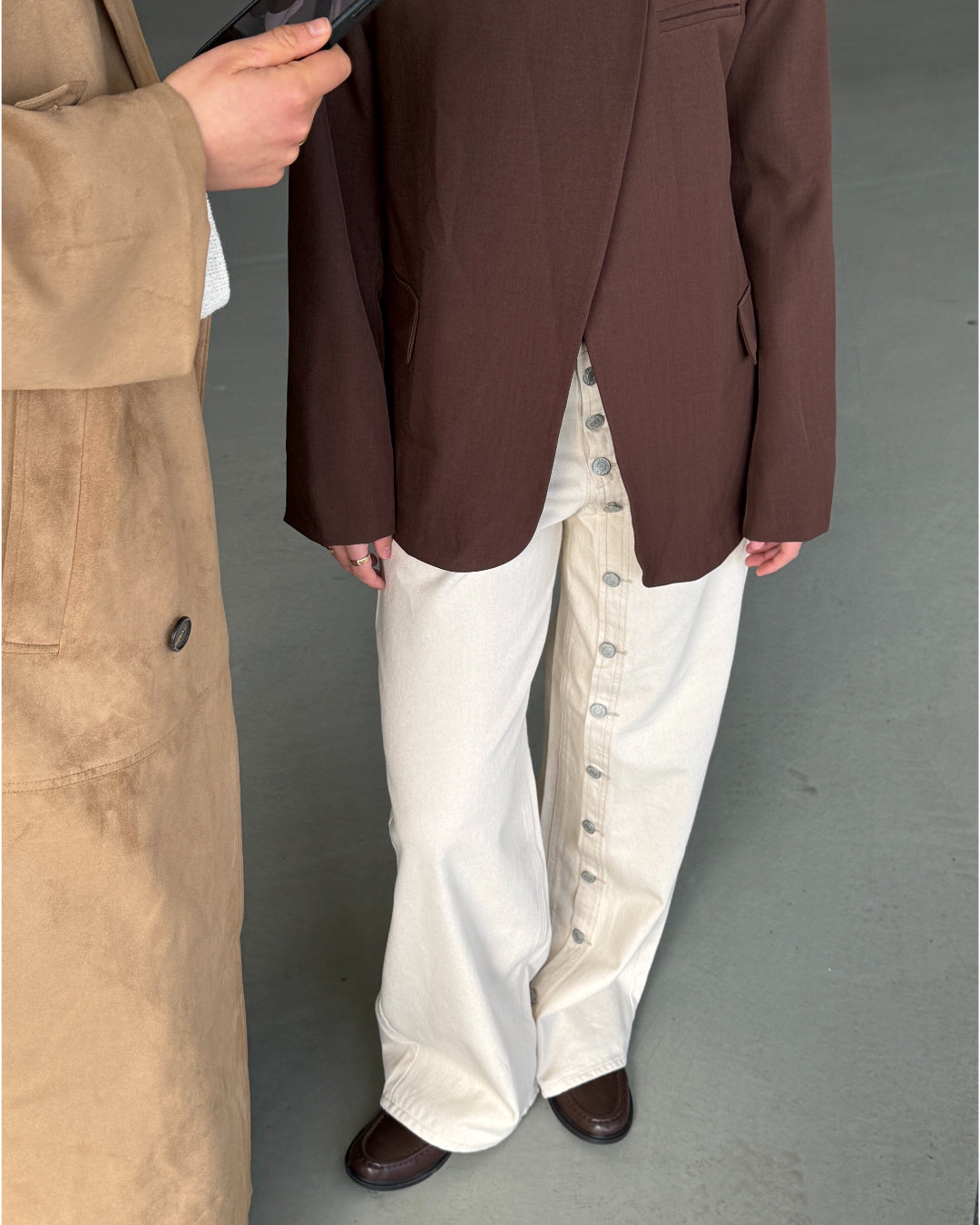 Modelbillede af cremefarvet ZOE jeans med knapdetaljer. Set forfra. Fra BySofieSønderby