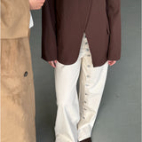 Modelbillede af cremefarvet ZOE jeans med knapdetaljer. Set forfra. Fra BySofieSønderby