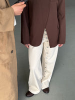 Modelbillede af cremefarvet ZOE jeans med knapdetaljer. Set forfra. Fra BySofieSønderby