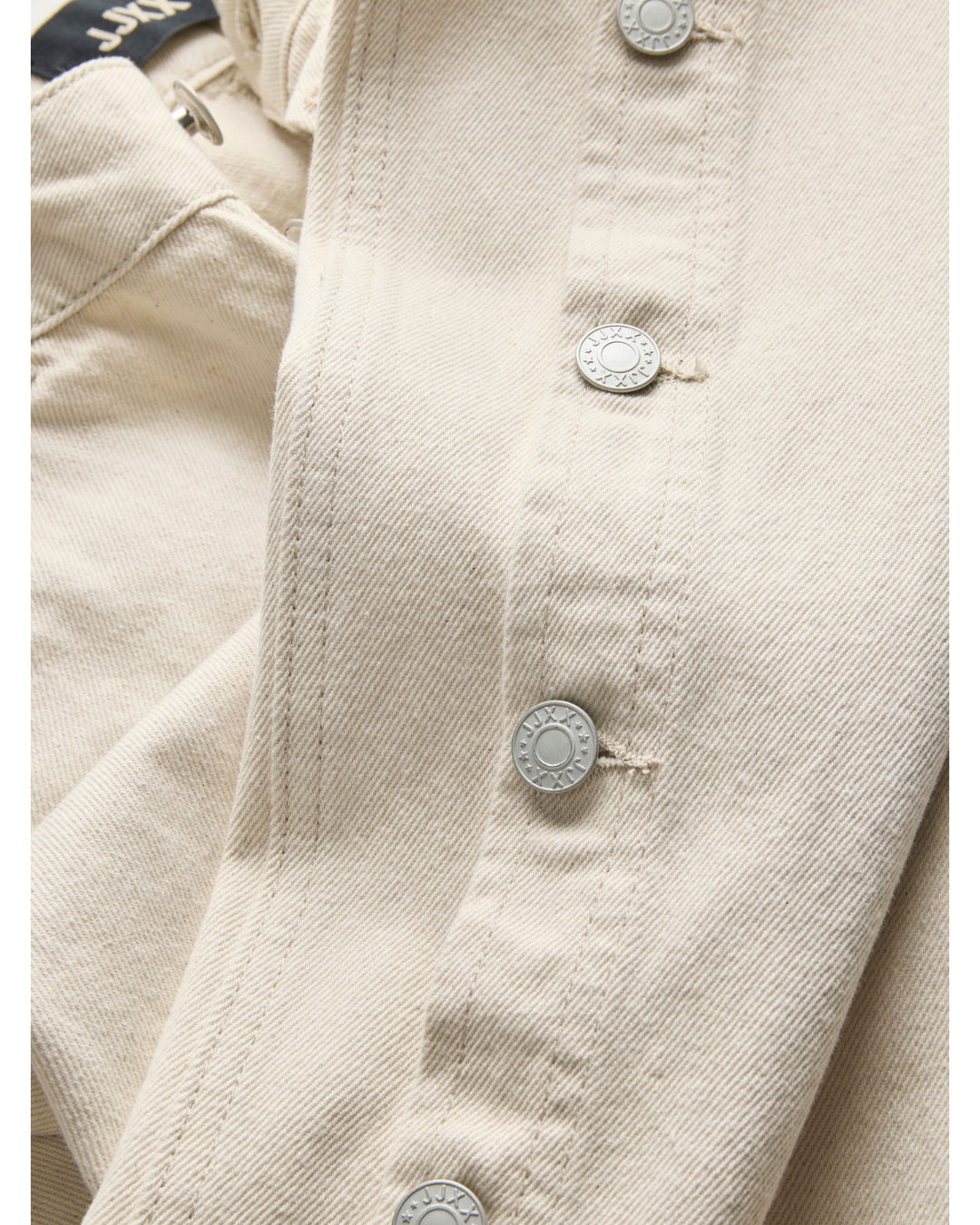 Detaljebillede af cremefarvet ZOE jeans.  Fra BySofieSønderby