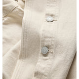 Detaljebillede af cremefarvet ZOE jeans.  Fra BySofieSønderby