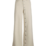 Produktbillede af cremefarvet ZOE jeans med knap detaljer. Set forfra. Fra BySofieSønderby